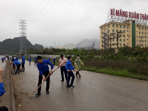 Xã Thanh Nghị: Đoàn xã và Chi đoàn Công ty xi măng Xuân Thành ra quân dọn vệ sinh môi trường hưởng ứng tháng thanh niên.