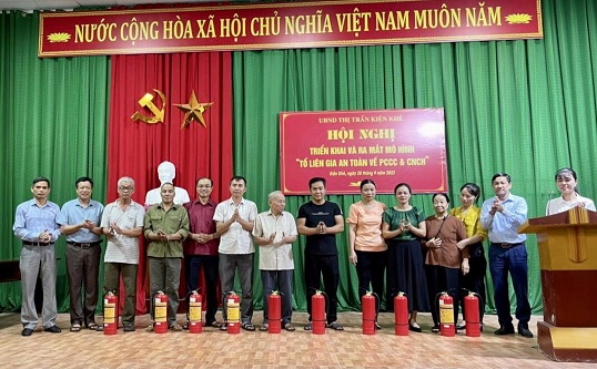 Công an huyện Thanh Liêm tham mưu, hướng dẫn UBND thị trấn Kiện Khê triển khai mô hình “Tổ liên gia an toàn về PCCC và CNCH”.